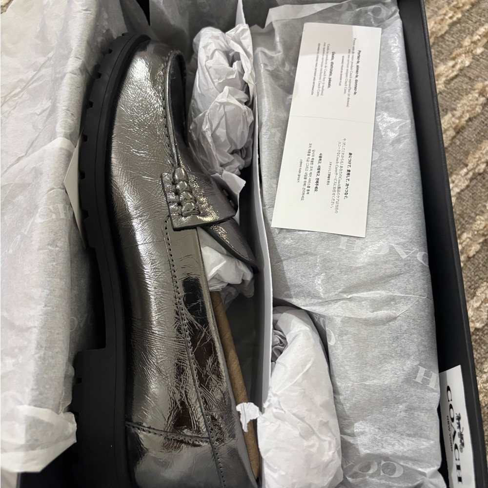 Coach Jocelyn Crinkle Leather Logo
 Silver Loafers Size 6 NWT‎ - Picture 6 of 14